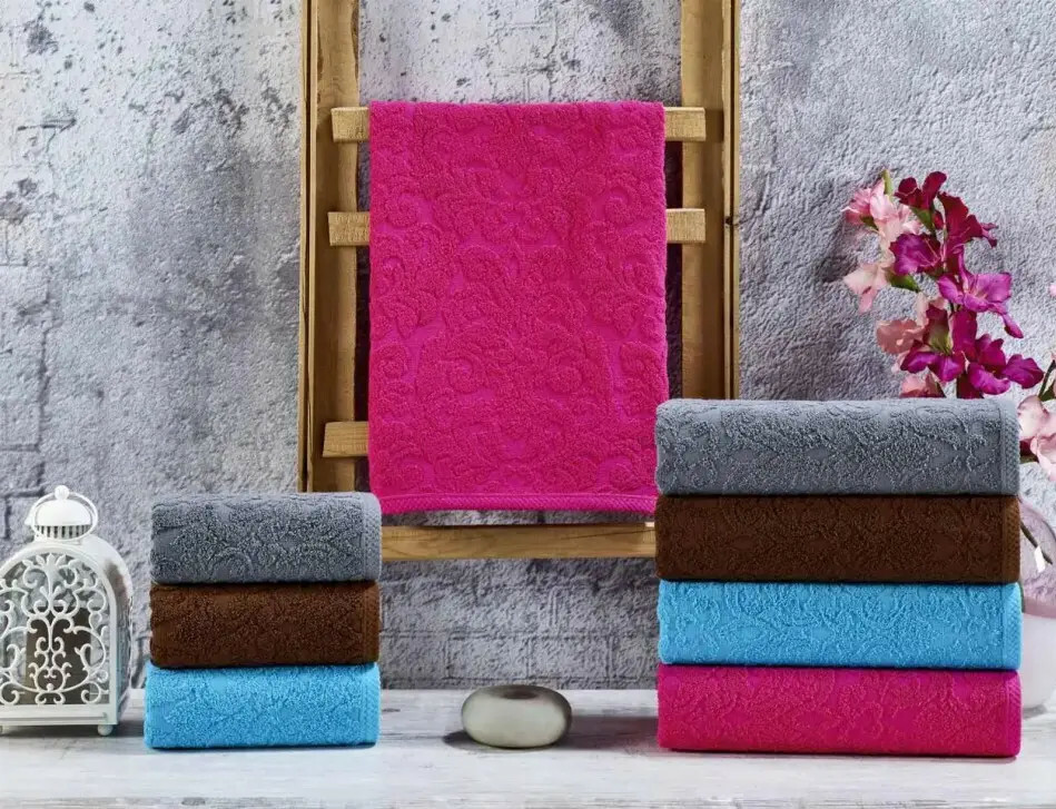 Банные полотенца с вышивкой и аппликациями в ванной