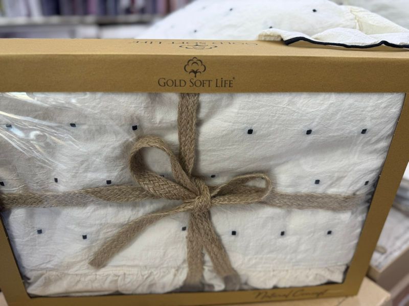 Постільна білизна варена бавовна Gold Soft Life молочна з точкою євро з рюшами 214727 фото