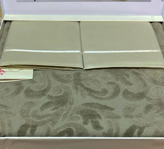 Махровая простынь Tivolyo Home Baroc haki 220х240 см + сатиновая простынь с наволочками 159598 фото