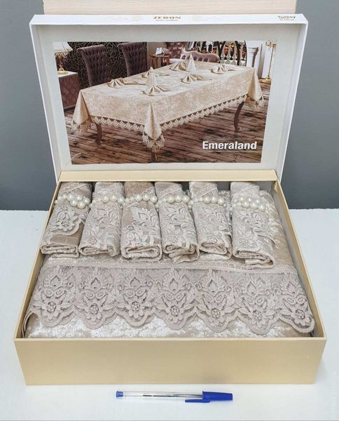 Скатерть велюр-жаккард прямоугольная 160х220+8 салфеток 35*35 Emerald Cappucino 74361 фото
