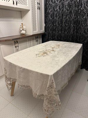 Велюрова скатертина з мереживом і 3 Д квітами 160х220 см молочна 217439 фото