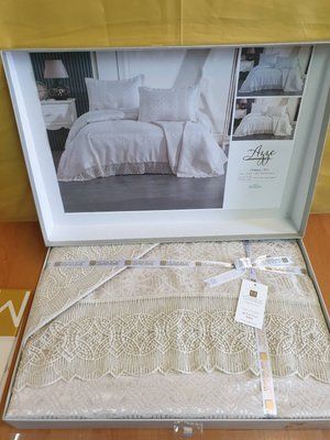 Покрывало жаккардовое с кружевом Moda Box Azze 240x260 см с наволочками бежевое 202053 фото