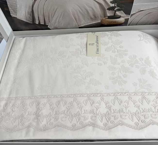 Покрывало жаккардовое с кружевом Finezza Home Delux stone 250x260  см  с наволочками 50х70 см серо - бежевое 217018 фото